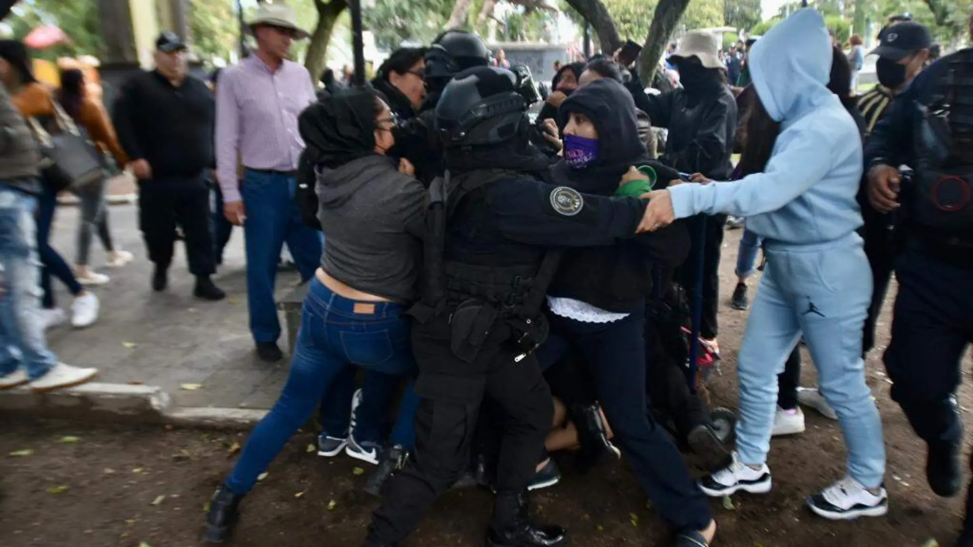 feministas vs polis